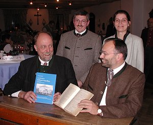 Brgermeister Pelzer und AK-Vorsitzender Leo Whr mit Sepp Hatzl und Katja Klee