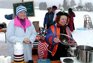 Heike und Kathi und Glhwein - da wird einem warm ums Herz!