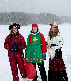 Endlich Schnee! Die jungen Damen haben gut lachen!