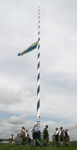 Maibaum aufstellen am Lindl in Weyarn