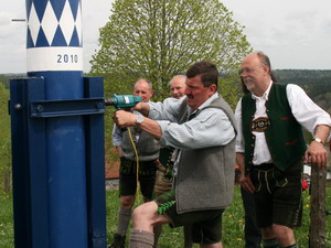 Maibaum aufstellen am Lindl in Weyarn