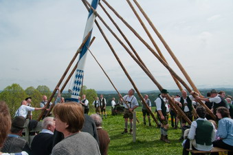 Maibaum aufstellen am Lindl in Weyarn