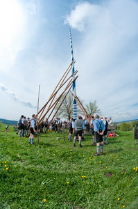 Maibaum aufstellen am Lindl in Weyarn