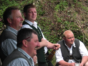 Maibaum aufstellen am Lindl in Weyarn