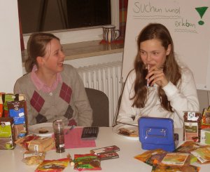 Lisa und Julia verkaufen fair gehandelte Ware