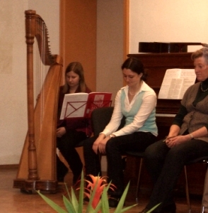 Musikalisch unterstützt wurde die Weltgebetstagsgemeinde von Barbara Grabichler an der Harfe und Gitarre und Elisabeth Weinzierl am Klavier