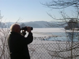 Vogelschützer Kinshofer beim Beobachten der Vogelwelt am Seehamer See