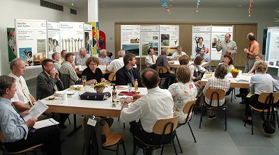 Abschlussdiskussion in der Aula der Schule