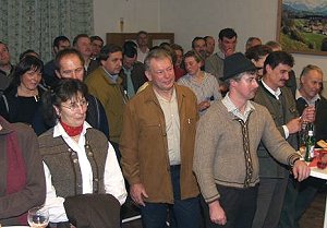 Besucher lauschen der Ansprache von Martin Grabmaier