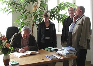 Eintrag der Jury ins Goldene Buch der Gemeinde