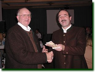 Alois Killy berreicht eine Spende von 500