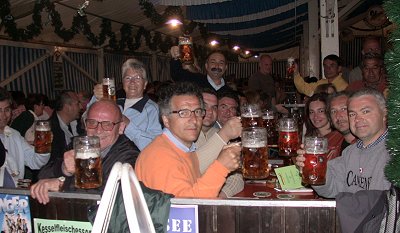 Ein Besuch bei einem bayerischen Volksfest gehrt natrlich mit dazu.