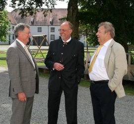 Miesbachs stv. Landrat Arnfried Frber, Michael Pelzer und Georg Raum, Prsident des Amtes fr Lndliche Entwicklung Oberbayern im Gesprch im Klostergarten Thierhaupten