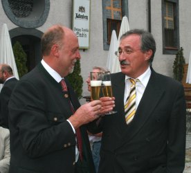 Ein Prosit auf dein Engagement: Gratulant Herbert Beer, Prsident des Amtes fr Lndliche Entwicklung Niederbayern