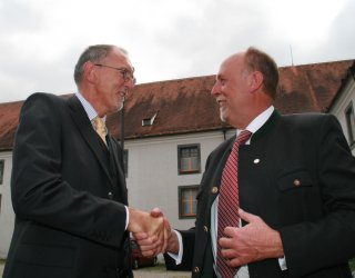 Auch Dr.-Ing. Hartmut Fritzsche, stellvertretender Leiter der Bayerischen Verwaltung fr Lndliche Entwicklung beglckwnschte Michael Pelzer zu seiner Auszeichnung