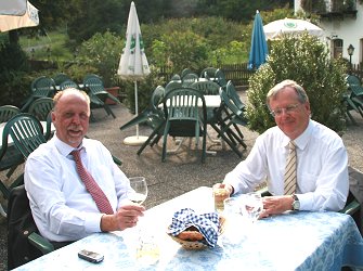 Zum Ausklang der Feierlichkeiten gnnten sich Arnfried Frber und Michael Pelzer noch ein Glschen im heimischen Biergarten.