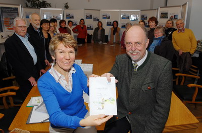 Betty Mehrer und Brgermeister Michael Pelzer bei der Vorstellung des Ratgebers