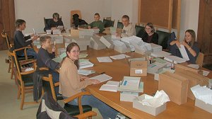 Jugendliche beim Verpacken der Fragebgen