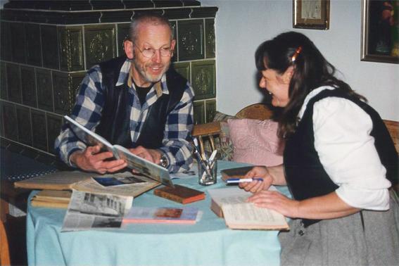 Horst Lex und Silvia Krebs beim Auswerten von Literatur